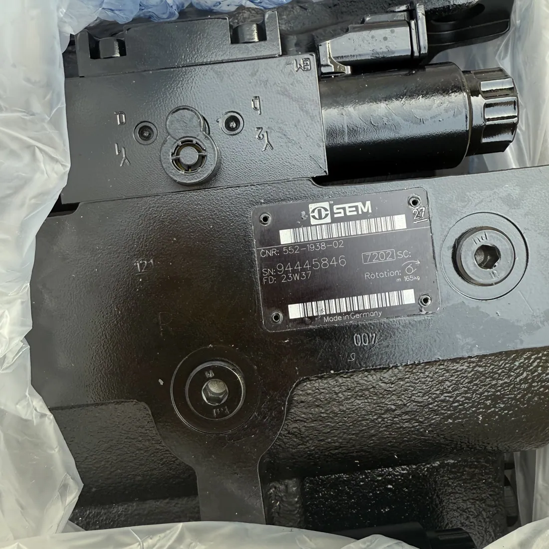 SEM 816 dozer travel pump assembly spare part photograph